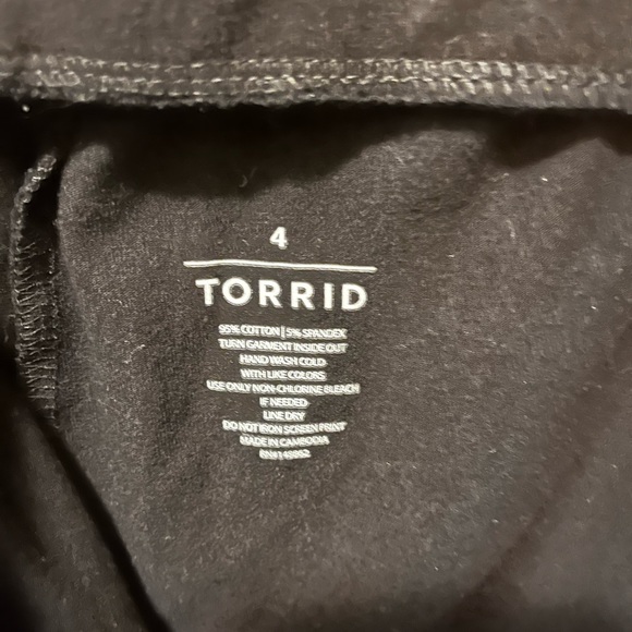 Torrid signature leggings with snowflake details sz 4 - Picture 5 of 5